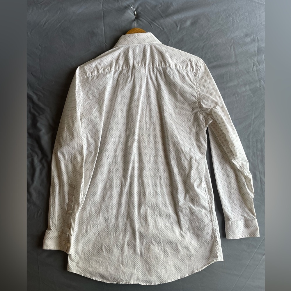 APT 9 Men’s Dress Shirt - White with blue dots. Stretch fit Men’s Medium 15-15.5